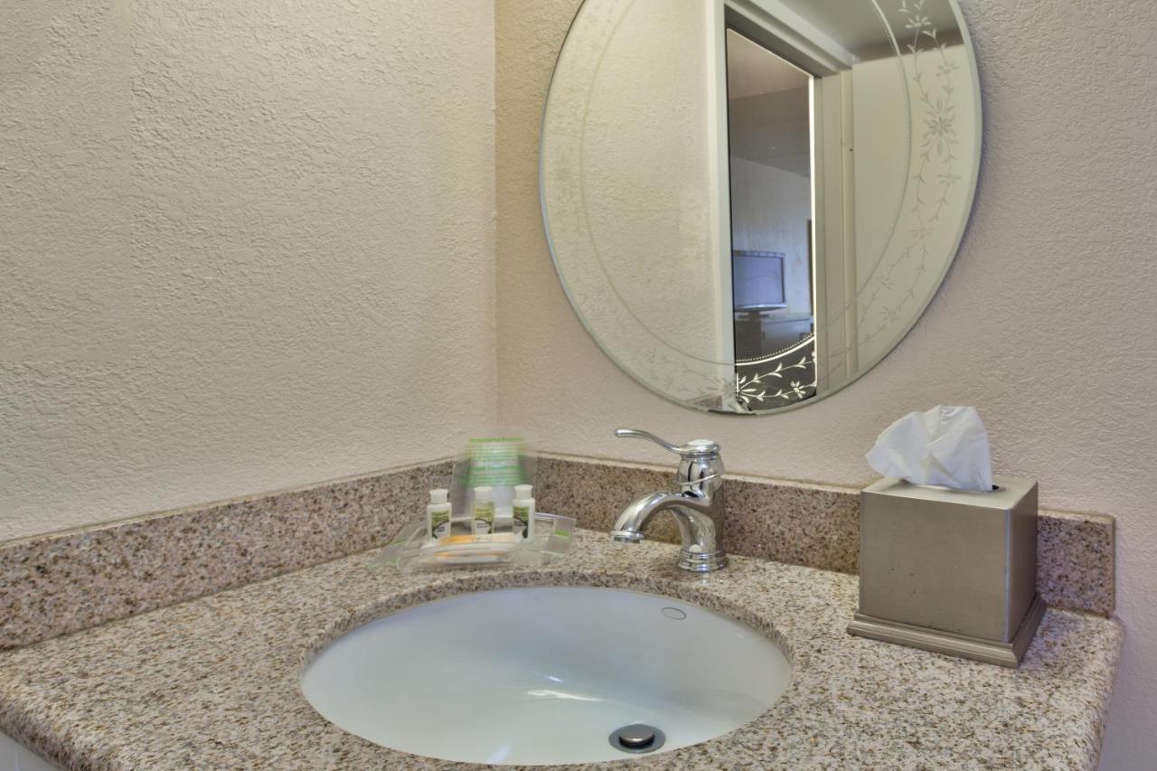 Holiday Inn Nashua, An Ihg Hotel ภายนอก รูปภาพ